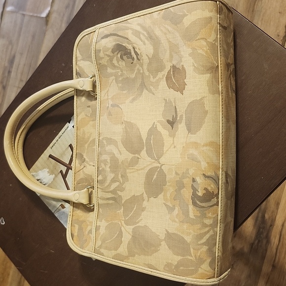 Liz Claiborne Elegant Floral Beige Handbag - Picture 3 of 12